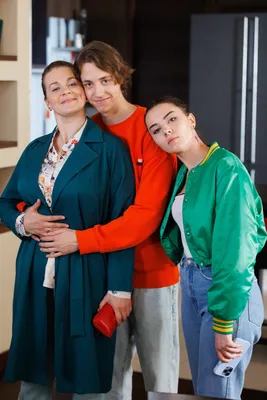 Фото Алексея Лукина с актерской наградой в руках