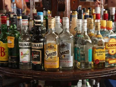 Алкоголь в малых дозах оказался вреден для организма, установили ученые -  Газета.Ru | Новости
