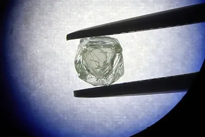 Физики обесцветили искусственный алмаз при помощи света