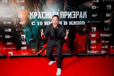 Экспрессивное выражение лица: Андрей Богатырев на фотографии из спектакля