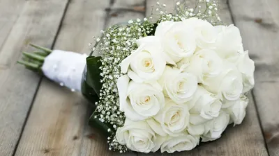 Белые розы в коробке в форме сердца «Амур» 27 шт.