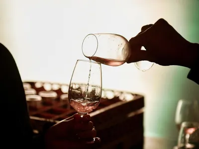 Мужская рука держит бокал вина на белом :: Стоковая фотография ::  Pixel-Shot Studio
