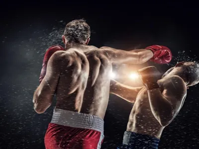 SPORT HD - Бокс — контактный вид спорта, единоборство, в котором спортсмены  наносят друг другу удары кулаками обычно в специальных перчатках. Рефери  контролирует бой, который длится до 12 раундов.Стойки: Правосторонняя  стойка, Левосторонняя