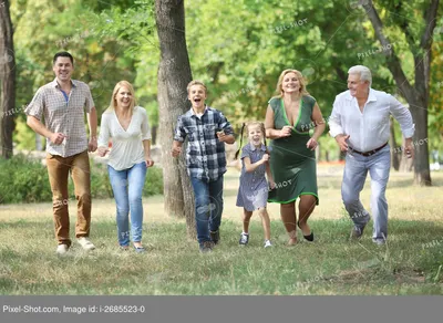 большая семья счастливая стоковое изображение. изображение насчитывающей  совместно - 101807915