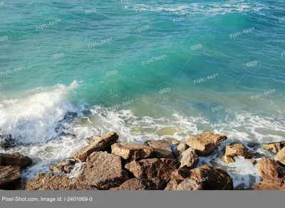 Большие Волны Разбивающихся О Камни Во Время Шторма В Море — стоковые  фотографии и другие картинки Torre del Mar - iStock