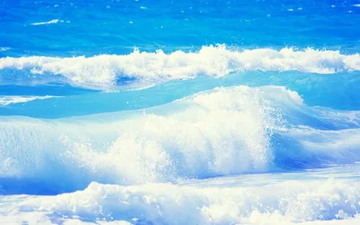 Большие волны на море стоковое изображение. изображение насчитывающей  солнечно - 73683705