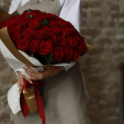 Купить красивый букет из свежайших красных роз разных оттенков с доставкой  по Киеву.
