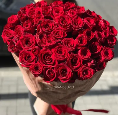 Букет красных роз в стильной упаковке крафт • Доставка букетов в  Санкт-Петербурге