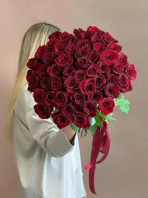 Огромный букет красных кустовых роз, артикул F1147139 - 31379 рублей,  доставка по городу. Flawery - доставка цветов в