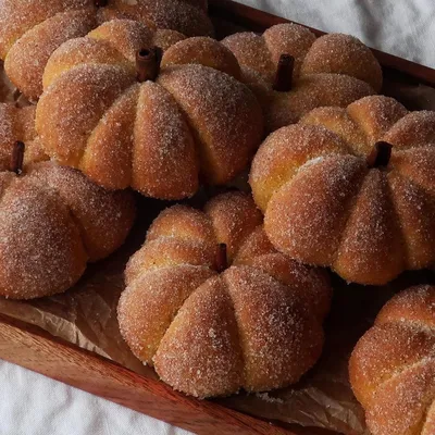 Too adorable: рецепт булочек в форме тыквы, покрытых коричным сахаром