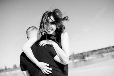 молодая пара парень и девушка с радостными эмоциями в черной одежде гуляют  по белоснежной пустыне Фото Фон И картинка для бесплатной загрузки - Pngtree