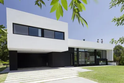 Красивый двухэтажный дом в чёрно-белом цвете