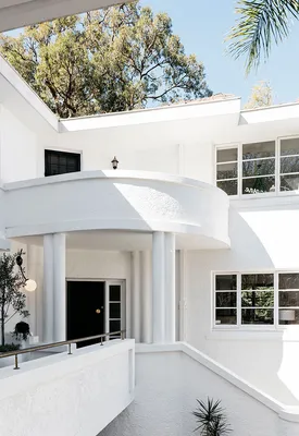 Красивый черно-белый дом с террасой для семьи в Калифорнии 〛 ◾ Фото ◾ Идеи  ◾ Дизайн | Exteriores de casas de ladrillo, Exterior de una granja moderna,  Exteriores caseros