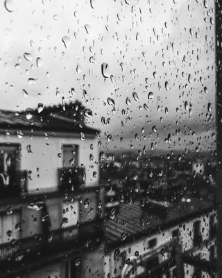Дождь падает черно-белое стоковое изображение. изображение насчитывающей  среда - 147116251