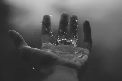 Современная фотография Алчевска, профессиональная, черно-белая, летом, в  дождливую погоду, вечером