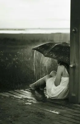 Летний Дождь Романтика Девушка Счастье Погода Дождь Летнее Настроение  Счастливая стоковое фото ©xload 310074134
