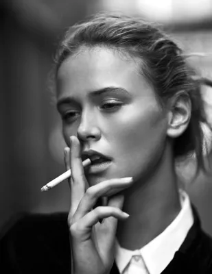 Парень в дым от курения сигарет черно- белый Стоковое Фото - изображение  насчитывающей мужчина, болезнь: 210251070