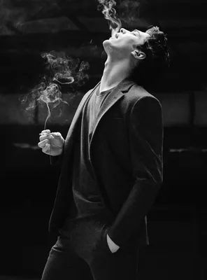 Фото Черно-белый портрет курящей сигареты хлопушки