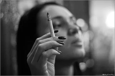 Черно-белый портрет силуэт молодой женщины в мундштуке курить сигареты.  Стоковое Изображение - изображение насчитывающей одно, ноча: 193816947
