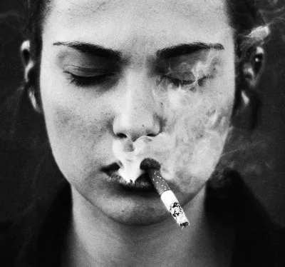 Фото Черно-белый рисунок девушки с сигаретой, by ivantalavera
