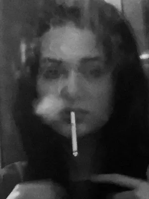Черно-белая картина \"Девушка с сигаретой\"