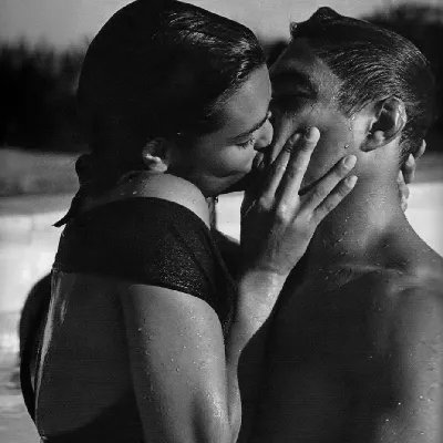 закрыть чувственный портрет молодой целующейся пары влюбленных. черный и  белый Стоковое Изображение - изображение насчитывающей лодкамиамфибий,  поцелуй: 225496557