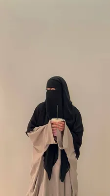 мусульманка в черном никабе молится Стоковое Фото - изображение  насчитывающей платье, красивейшее: 221256348