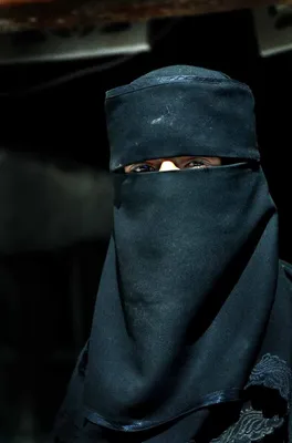 Молодая девушка в хиджабе и аравийская Стоковое Фото - изображение  насчитывающей который, мусульманство: 190044078