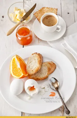 Воскресное утро семейный завтрак бранч с разнообразной едой Стоковое Фото -  изображение насчитывающей обед, варенье: 220328982
