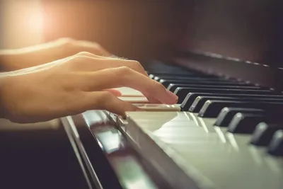 Как научить ребёнка играть на фортепиано: ставим руки, посадку и увлекаем  игрой