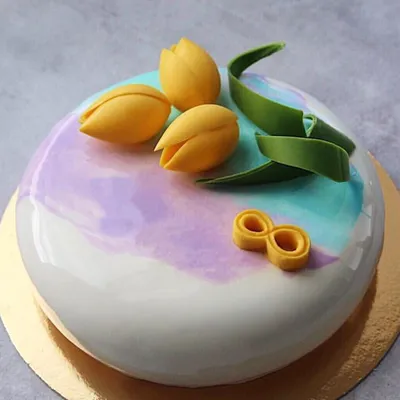 Муссовый торт Эклипс к 8 марта с покрытием гляссаж и тюльпанами из шоколада
