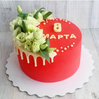 Торт с кремовым покрытием, цветами и надписью