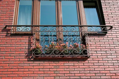 Прямой кованый французский балкон для дома КФБ-153: купить в Москве, фото,  цены