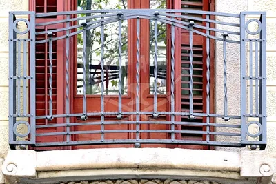 Французский балкон №12 , кованый металл, Кузнечная краска (черная) и патина  (зелень, золото)- профессиональное кованое изделие сделано в кузнице  «Сварог». Звоните 8 (495) 764-59-66.