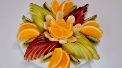 Изысканные фрукты и сливы на марле в дневное время на деревянном столе Фон  И картинка для бесплатной загрузки - Pngtree