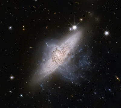 спиральная галактика окруженная голубым пространством, хаббловские снимки  галактик фон картинки и Фото для бесплатной загрузки