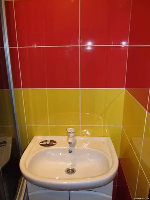 комфортабельная яркая ванная комната с боховым интерьером. Стоковое  Изображение - изображение насчитывающей пусто, цветок: 255766265