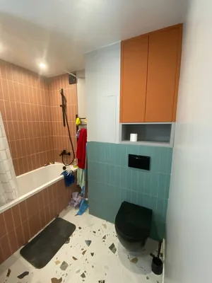Яркая ванная комната,туалет в красно-желтом цвете.