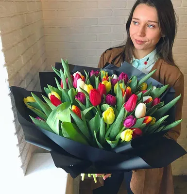 Купить Букет разноцветные тюльпаны от 11 шт с доставкой в Омске - магазин  цветов Трава