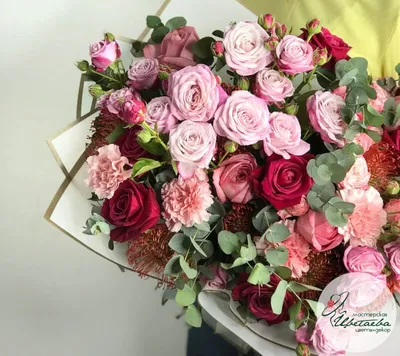 Яркий букет роз и альстромерий | доставка по Москве и области