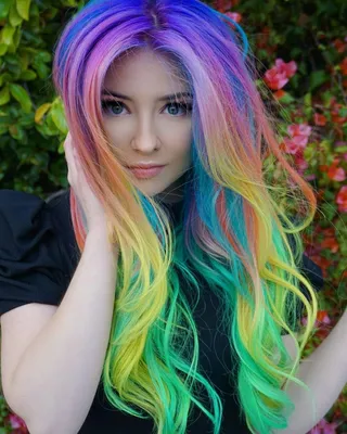 Девушка разноцветные волосы серые …» — создано в Шедевруме