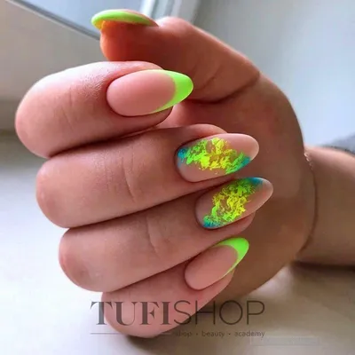 Яркий дизайн ногтей с бабочками