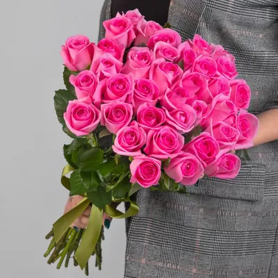 Купить 55 Ярко-Розовых Роз (40 см.) в Москве с доставкой дешево