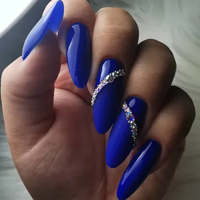 Маникюр ярко-синий с наклейкой | Nails, Beauty