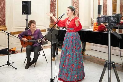 Финалистка шоу \"Голос\" Алиса Игнатьева и гитарист Гаспар Панфилов покорили  парижскую публику на концерте в Русском доме