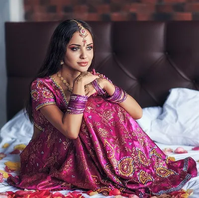 Портрет прекрасной индийской девушки. Она носит традиционный индийский  костюм. Индийские образ жизни и концепция праздника дивали Стоковое  Изображение - изображение насчитывающей южно, повелительница: 194677523