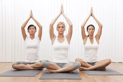 Хатха-йога для начинающих: 3 базовых упражнения — Спортмастер Медиа
