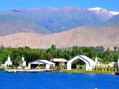 Озеро Иссык-Куль - большое теплое высокогорное озеро в Киргизии