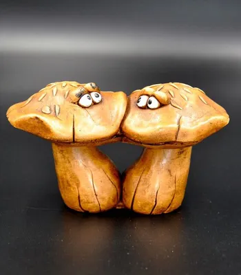 Чешуйчатый - Влюбленные грибы (юмористические фигурки) в керамике