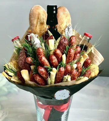 Мужской букет из колбасок и томатов за 10100 ₽ с доставкой по Москве